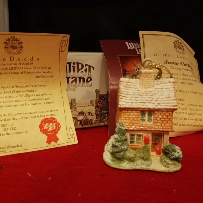 Lilliput Lane Handmade Scupture MISTLETOE COTTAGE Ornament 2X1.75X2.75